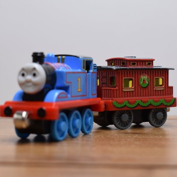 Thomas w/ Holiday Caboose Christmas 2002 Diecast Train Take Along Thomas Friends - Picture 4 of 10